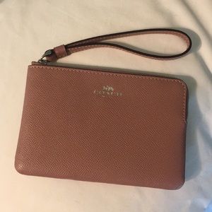 Coach Wristlet-Muave NEW